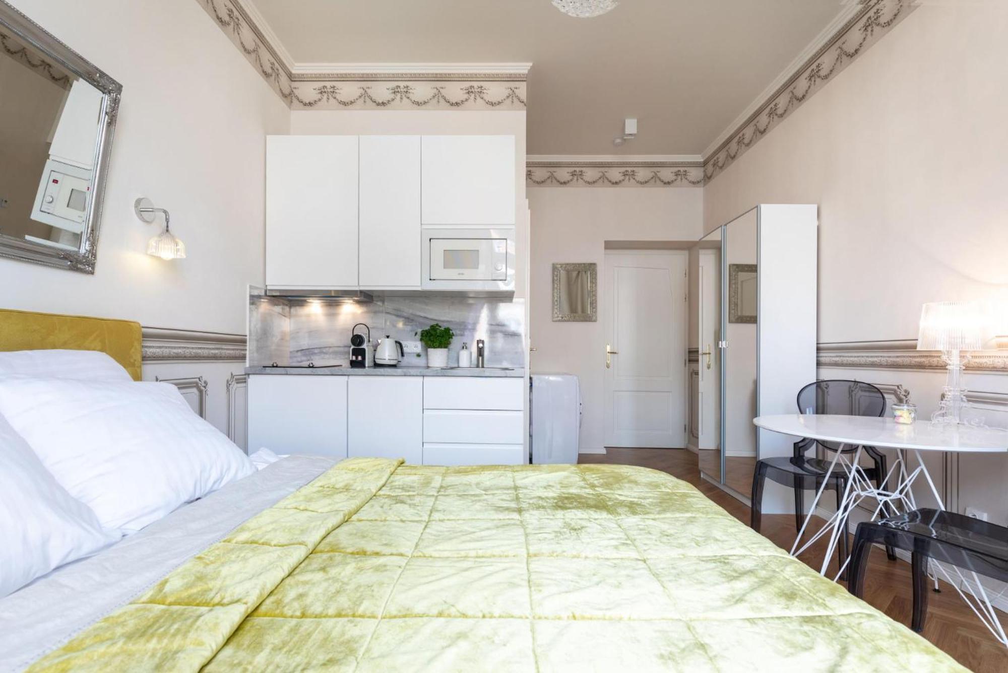 Days - Sunny Riverside With Terraces Apartment
